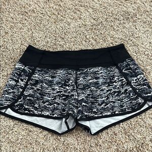 Lululemon Black and White Patterned Shorts Size 6